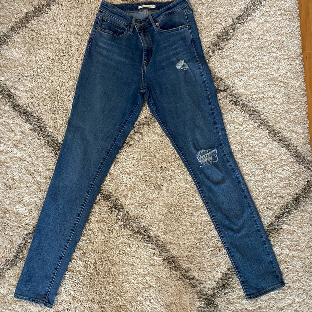 721 Levi’s High Rise Skinny. Size 29, length 32.